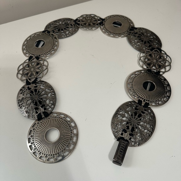 Sandy Duftler women’s metal designer concho medallion Stretchy belt - Picture 7 of 12